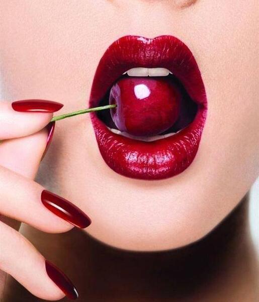 عکس لب رژلب زده