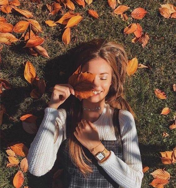 ژست عکس پاییزی دخترانه اینستاگرام