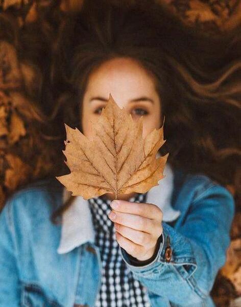 ژست عکس با برگ پاییزی