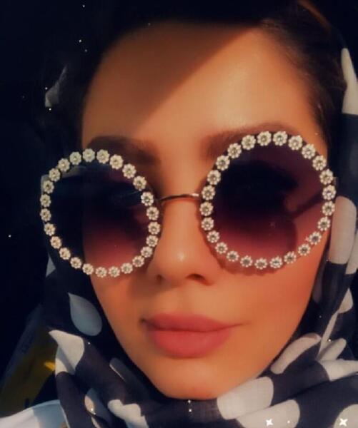 عکس رزی با عینک
