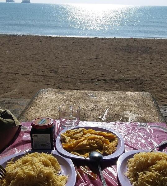 عکس صبحانه لب دریا
