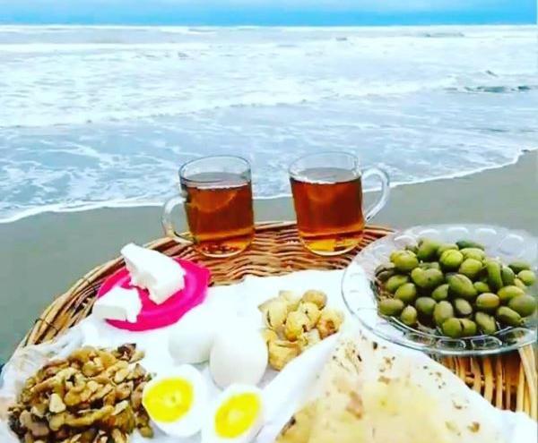 عکس صبحانه لب دریا