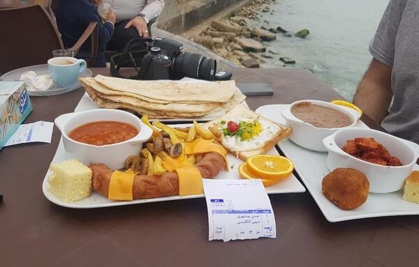 عکس صبحانه لب دریا