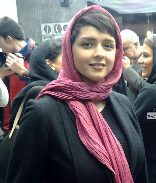 عکس ترانه علیدوستی با دامن کوتاه