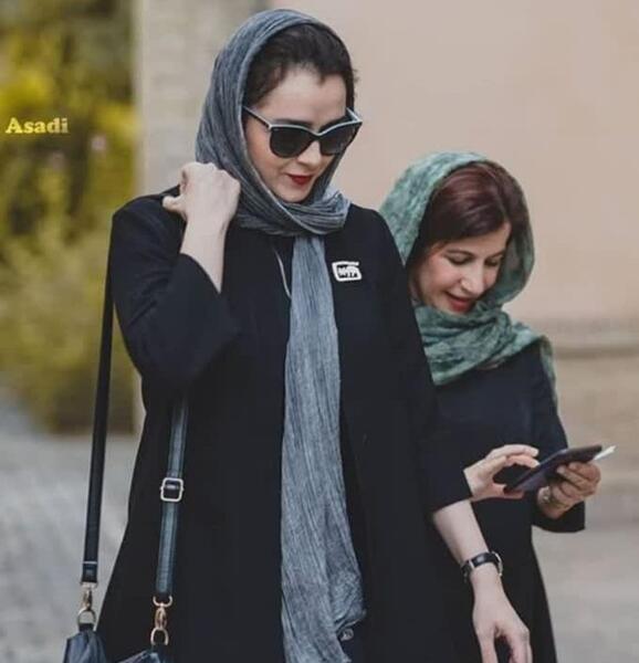عکس ترانه علیدوستی با دامن کوتاه