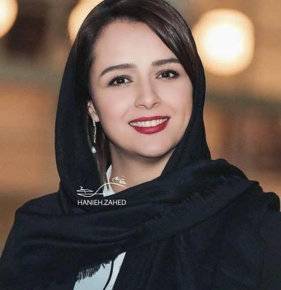 عکس ترانه علیدوستی با دامن کوتاه