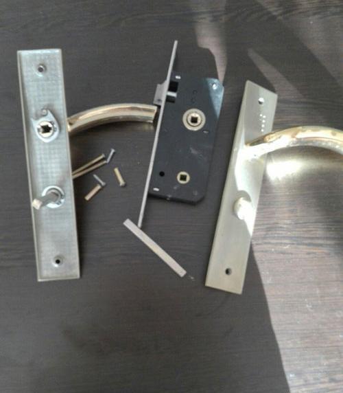 عکس داخل قفل درب چوبی قدیمی