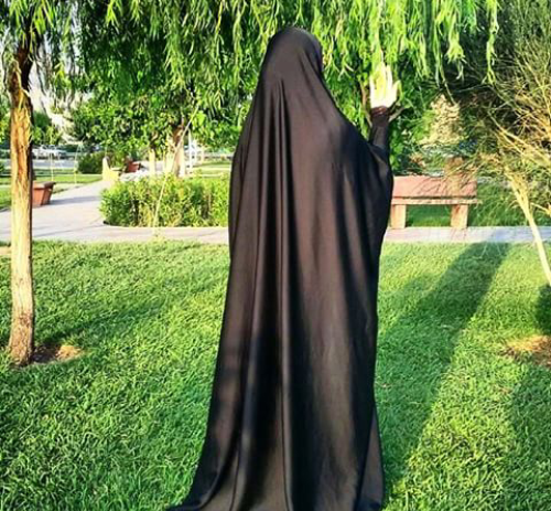 عکس دختر چادری قران بدست