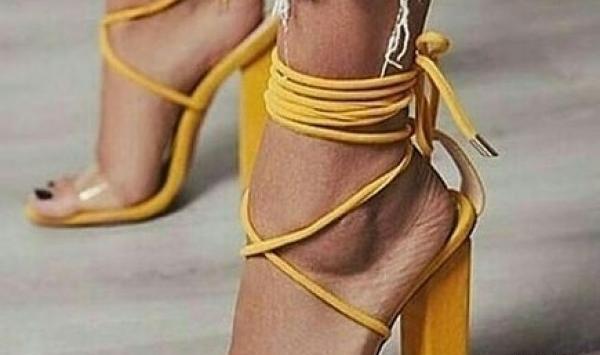عکس کفش پاشنه بلند بند دار