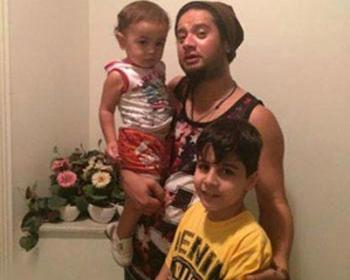 عکس علی صادقی و خانوادش