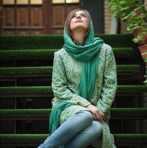 عکس سارا بهرامی با شلوار پاره