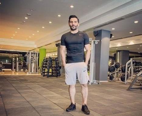 عکس امیرحسین آرمان در باشگاه بدنسازی