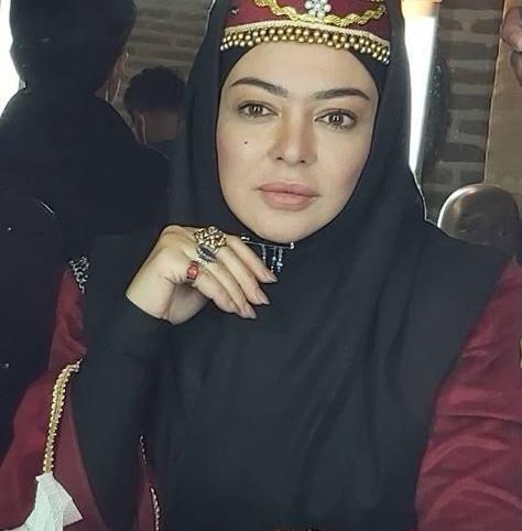 عکس رزیتا غفاری با چادر