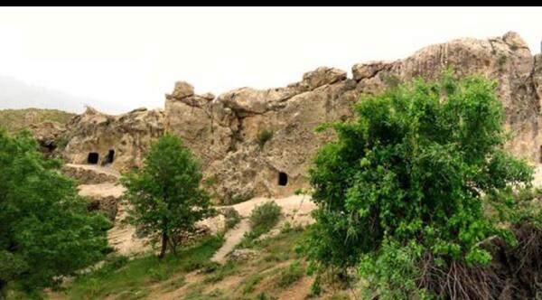 عکس غار سنگی حسین کوهکن