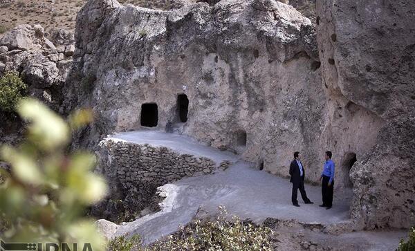 عکس غار سنگی حسین کوهکن