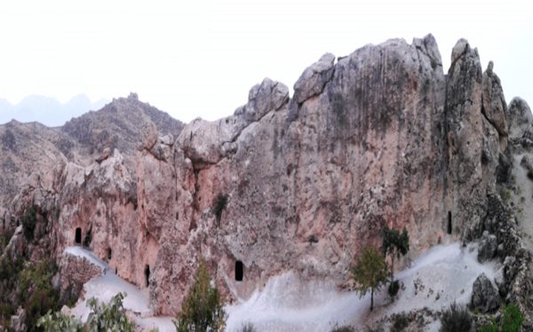 عکس غار سنگی حسین کوهکن