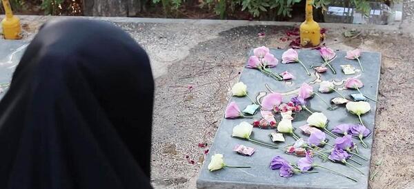 عکس دختر چادری در مزار شهدا