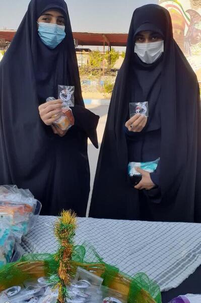 عکس دختر چادری در مزار شهدا
