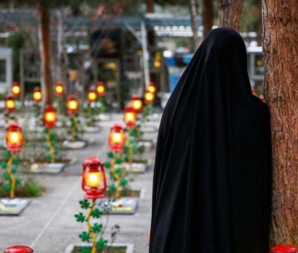 عکس دختر چادری در مزار شهدا