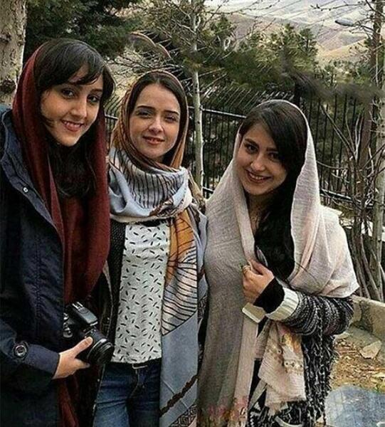 عکس ترانه علیدوستی و هوادارانش
