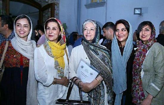 عکس ترانه علیدوستی و هوادارانش