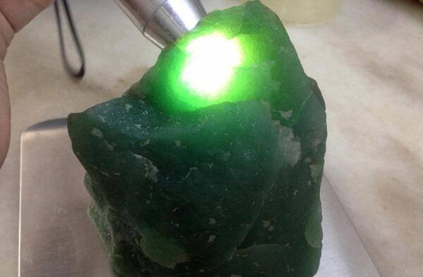عکس سنگ یشم خام