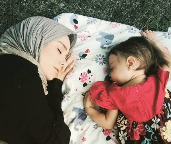 عکس الناز حبیبی و دخترش