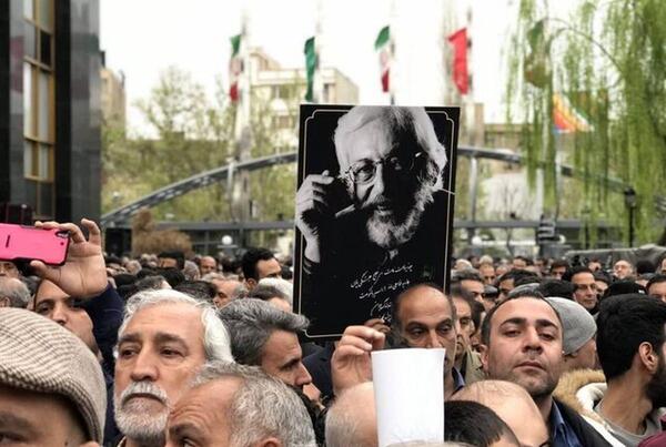 عکس همسر جمشید مشایخی در تشییع جنازه