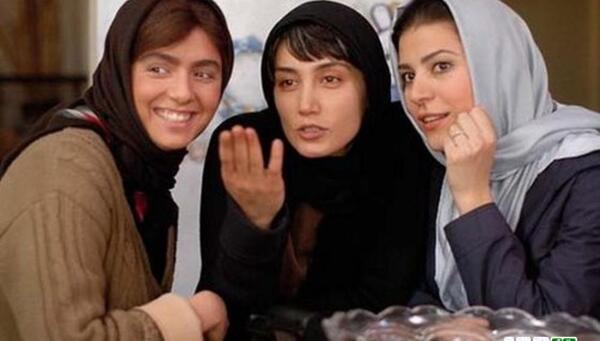 عکس ترانه علیدوستی در مراسم ختم برادرش
