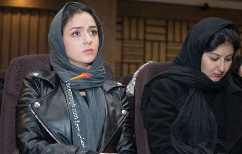 عکس ترانه علیدوستی در مراسم ختم برادرش