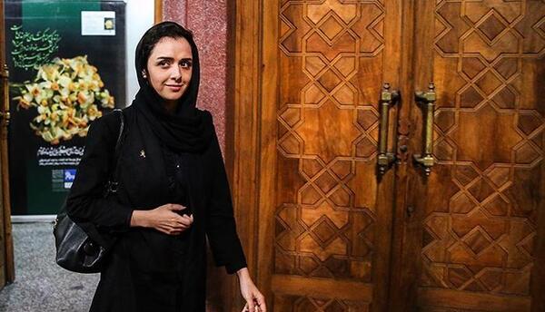 عکس ترانه علیدوستی در مراسم ختم برادرش