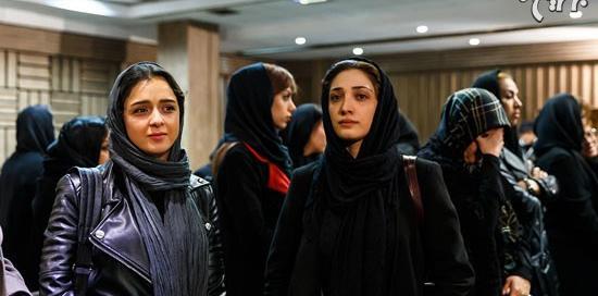 عکس ترانه علیدوستی در مراسم ختم برادرش