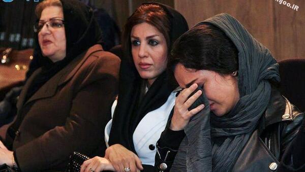 عکس ترانه علیدوستی در مراسم ختم برادرش