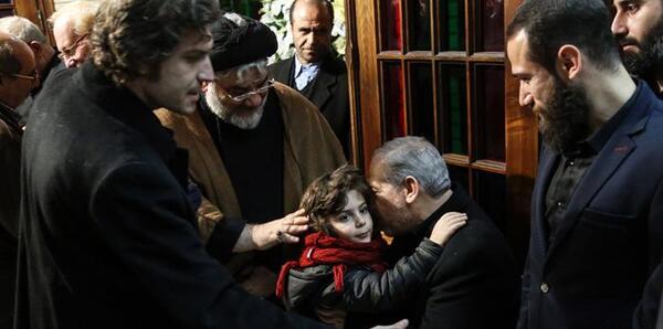 عکس ترانه علیدوستی در مراسم ختم برادرش