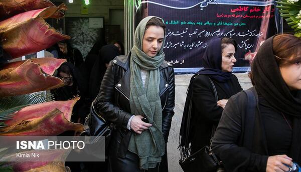 عکس ترانه علیدوستی در مراسم ختم برادرش