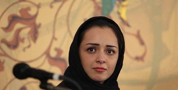 عکس ترانه علیدوستی در مراسم ختم برادرش