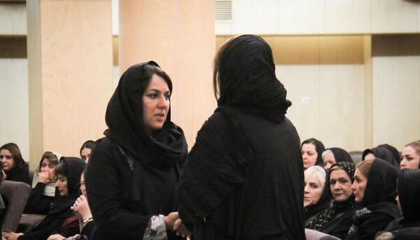 عکس ترانه علیدوستی در مراسم ختم برادرش