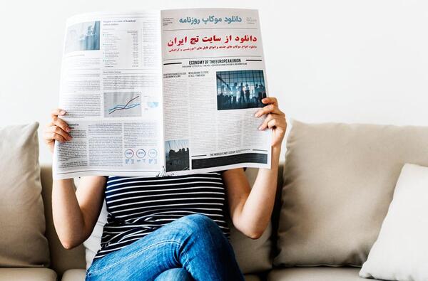 عکس در حال روزنامه خواندن