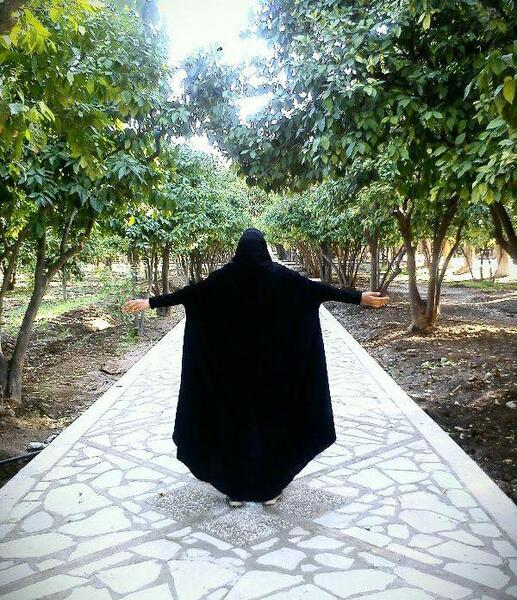 عکس دختر چادری از پشت سر در طبیعت