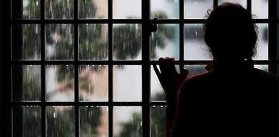 عکس پروفایل دختر پشت شیشه