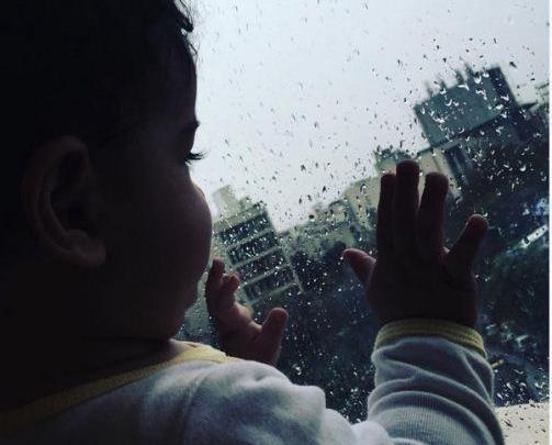 عکس پروفایل دختر پشت شیشه