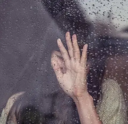 عکس پروفایل دختر پشت شیشه