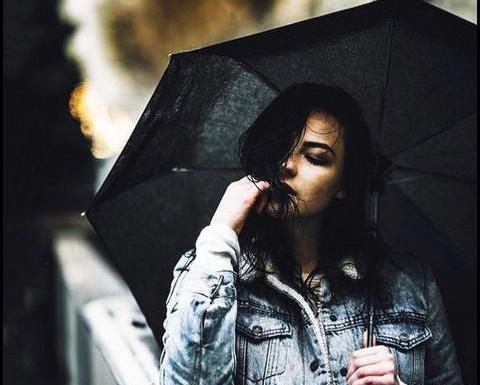 عکس دختر تنها در هوای بارانی