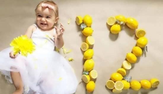 عکس ماهگرد نوزاد با توت فرنگی