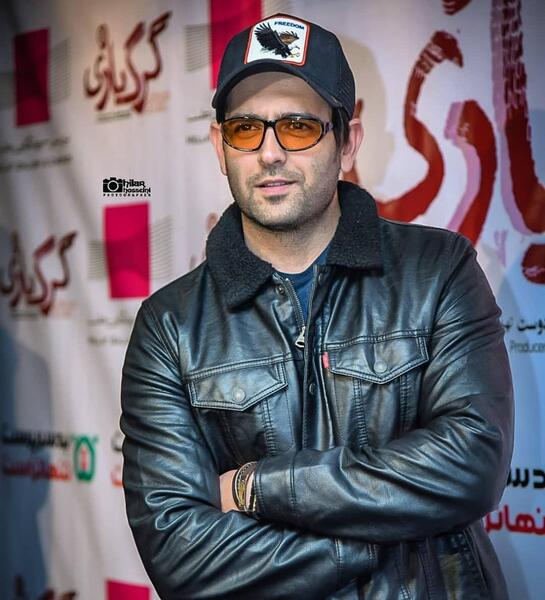 عکس امیرحسین ارمان با لباس قرمز