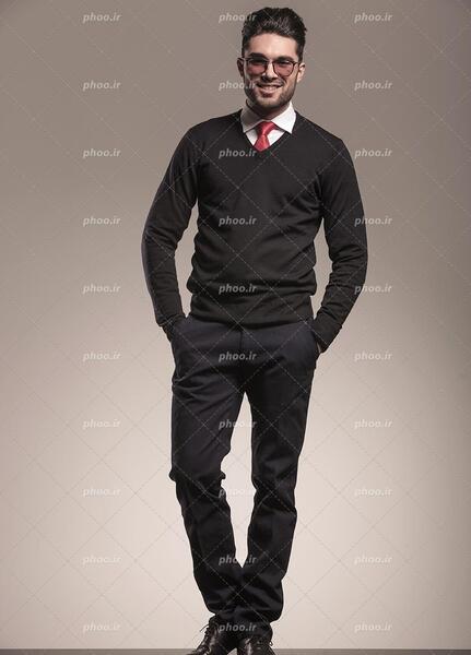 عکس مرد ایستاده