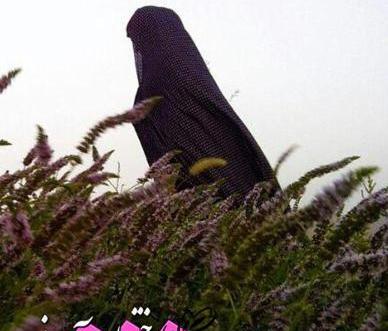 عکس دختر چادری در فصل بهار