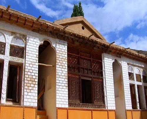 عکس سنگ قبر نیما یوشیج