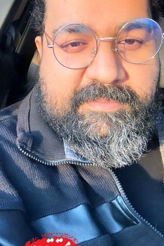 عکس علی صادقی با عینک