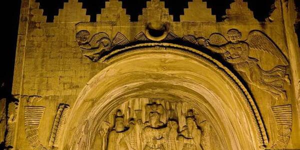 عکس داخل طاق بستان